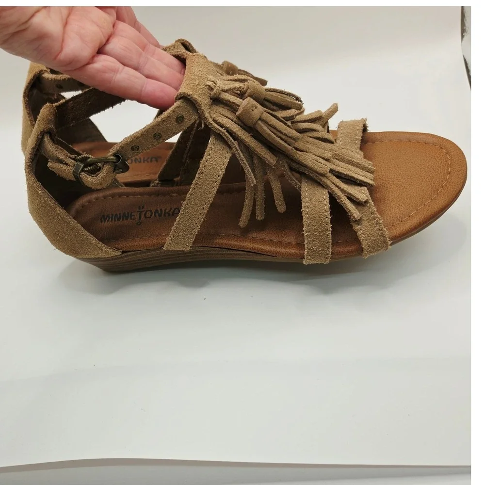 Minnetonka Wedge Sandals Women 6 Tan Suede Fringe Gladiator 71609 TPE